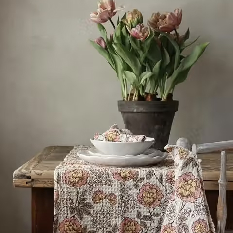 Löpare Flora, 35x120cm, se vårt sortiment av heminredning, garn & tyger. Alltid till bra priser.