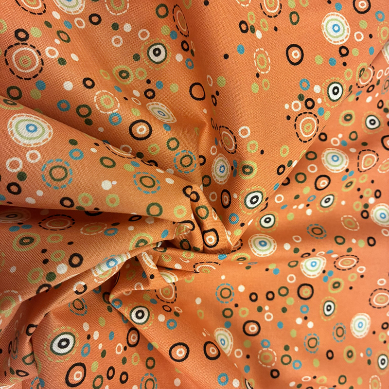 Orange mönstrad  bomullsväv, se vårt sortiment av heminredning, garn & tyger. Alltid till bra priser.