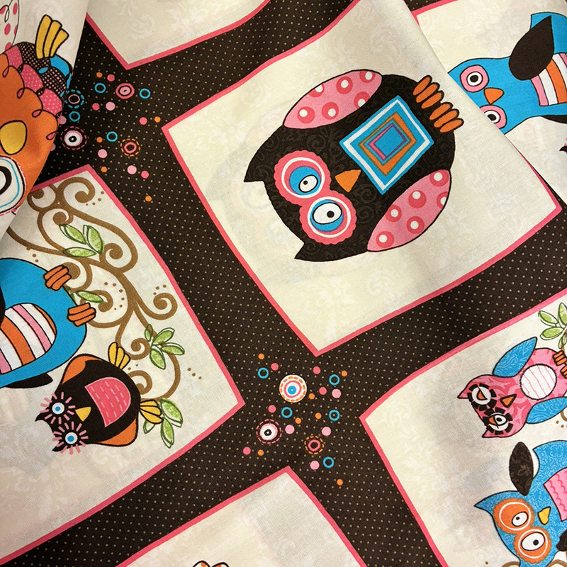 Bomullstyg i retrostil med Ugglor ,rosa, se vårt sortiment av heminredning, garn & tyger. Alltid till bra priser.