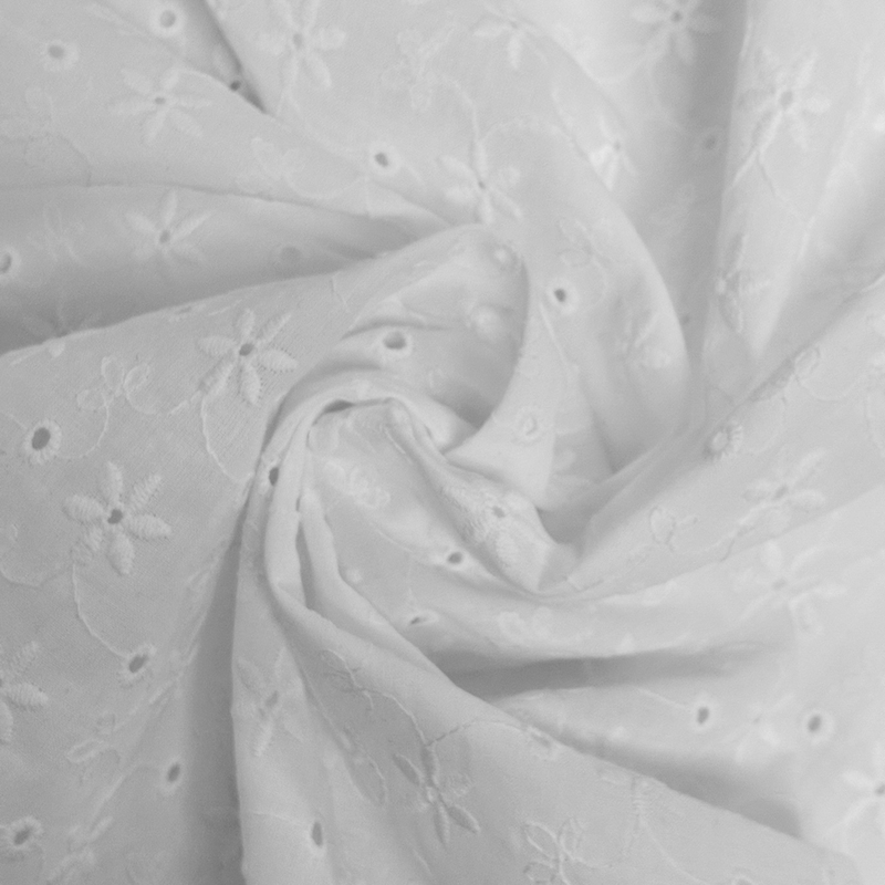 Vit bomullsbrodyr, se vårt sortiment av heminredning, garn & tyger. Alltid till bra priser.