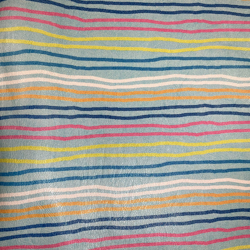 Läderimitation Randig Aqua 140cm, se vårt sortiment av heminredning, garn & tyger. Alltid till bra priser.