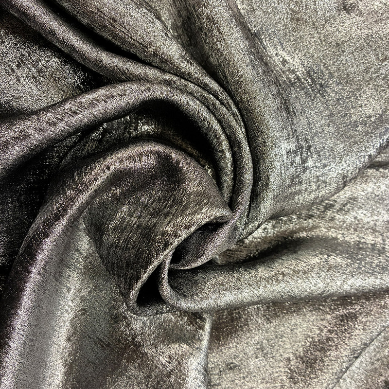 Silvertyg med fint skimmer, se vårt sortiment av heminredning, garn & tyger. Alltid till bra priser.