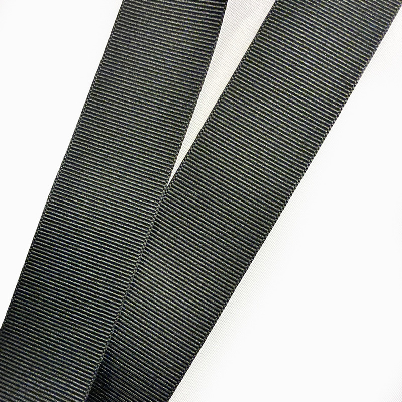 Ripsband 25mm Mörkgrå 9720, se vårt sortiment av heminredning, garn & tyger. Alltid till bra priser.
