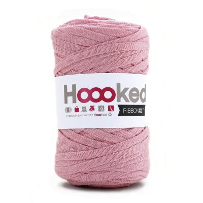 Hooked Ribbon XL 250gr 120m Sweet Pink, se vårt sortiment av heminredning, garn & tyger. Alltid till bra priser.