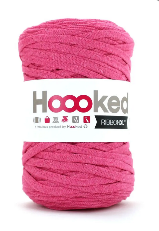 Hooked Ribbon XL 250gr 120m Bubbelgum Pink, se vårt sortiment av heminredning, garn & tyger. Alltid till bra priser.