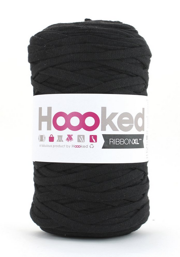 Hooked Ribbon XL 250gr 120m Black Night, se vårt sortiment av heminredning, garn & tyger. Alltid till bra priser.