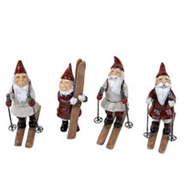 Tomte bär på skidor, se vårt sortiment av heminredning, garn & tyger. Alltid till bra priser.