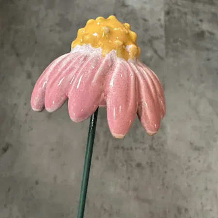 Dekorationsblomma i keramik, se vårt sortiment av heminredning, garn & tyger. Alltid till bra priser.