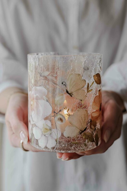 Blossom & Butterflies, Lykta i glas, se vårt sortiment av heminredning, garn & tyger. Alltid till bra priser.