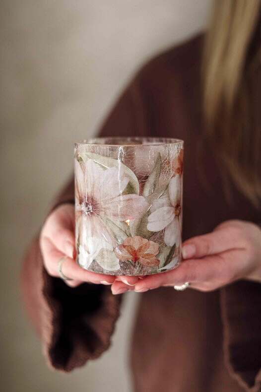 Fleur Ljuslykta med blommor 9x10cm, se vårt sortiment av heminredning, garn & tyger. Alltid till bra priser.