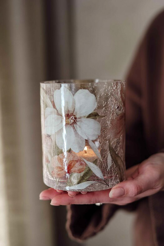 Fleur Ljuslykta med blommor 10x12cm, se vårt sortiment av heminredning, garn & tyger. Alltid till bra priser.