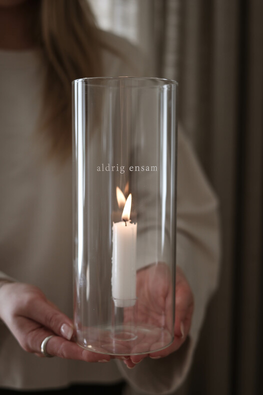 Aldrig ensam Ljus lykta i glas, se vårt sortiment av heminredning, garn & tyger. Alltid till bra priser.