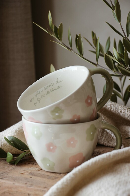 Feelgoodmugg från Majas cottage. En vän som du får hjärtat att blomstra , se vårt sortiment av heminredning, garn & tyger. Alltid till bra priser.