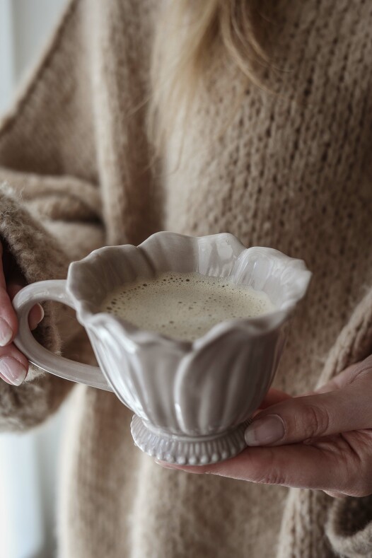 Blomstra mugg ifrån Majascottage, creme , se vårt sortiment av heminredning, garn & tyger. Alltid till bra priser.