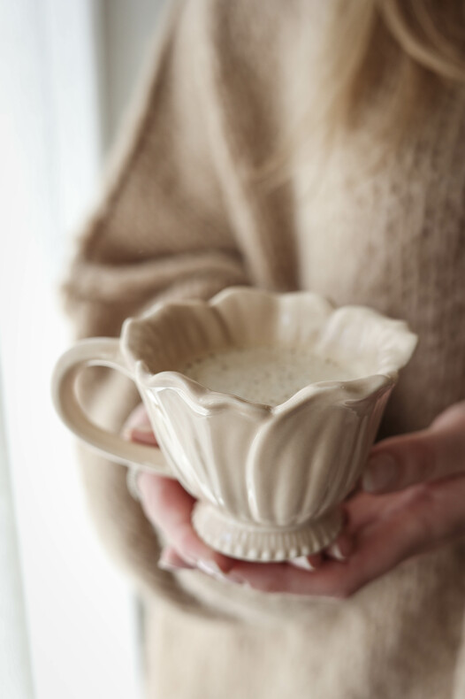 Blomstra mugg ifrån Majas cottage, sand , se vårt sortiment av heminredning, garn & tyger. Alltid till bra priser.