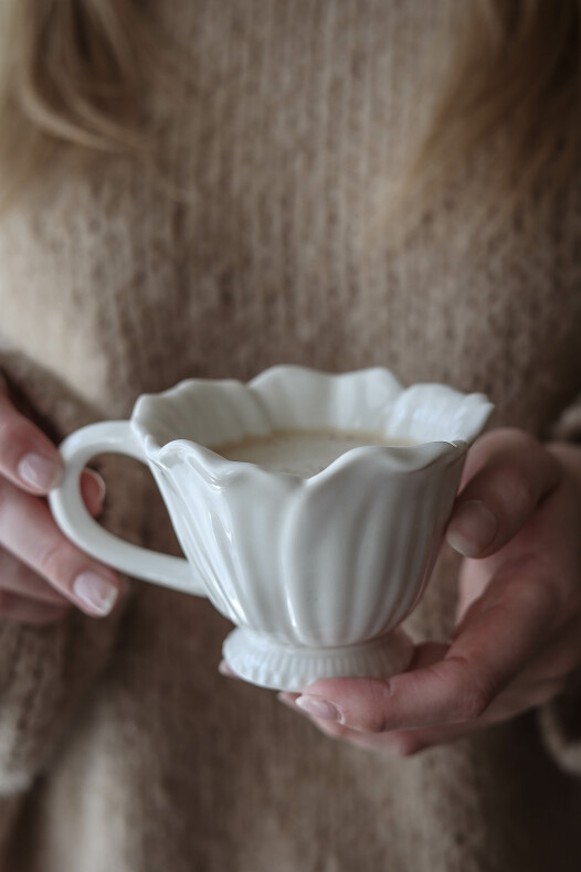 Blomstra mugg, ifrån Masjas cottage,vit , se vårt sortiment av heminredning, garn & tyger. Alltid till bra priser.