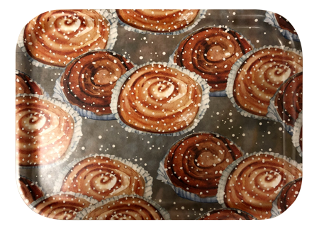 Bricka Kanelbulle 20*27 cm, se vårt sortiment av heminredning, garn & tyger. Alltid till bra priser.