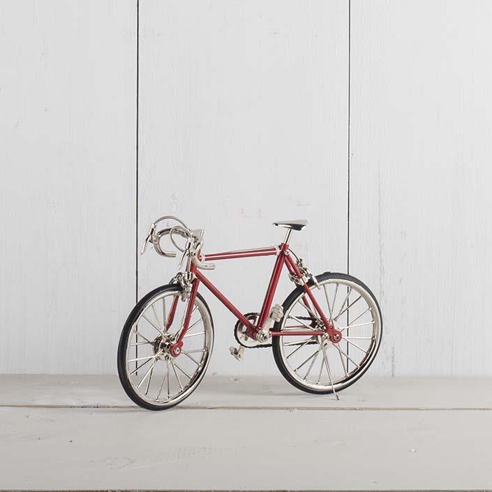 Cykel, röd metall, se vårt sortiment av heminredning, garn & tyger. Alltid till bra priser.