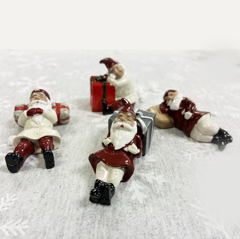 Sovande Tomte, röd m Paket, se vårt sortiment av heminredning, garn & tyger. Alltid till bra priser.