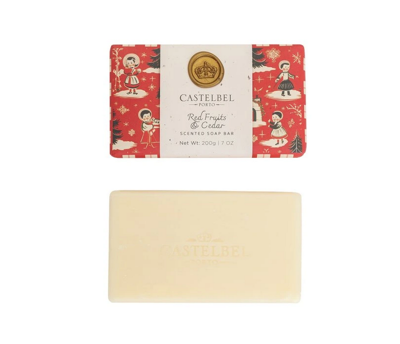 CB Vintage Xmas Red Fruits and Cedar 200g soap, se vårt sortiment av heminredning, garn & tyger. Alltid till bra priser.