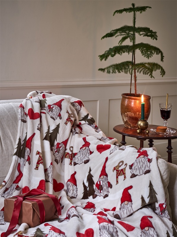 Noel Pläd, se vårt sortiment av heminredning, garn & tyger. Alltid till bra priser.