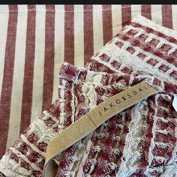 Cuisine kökshandduk 2-pack, röd/linne, se vårt sortiment av heminredning, garn & tyger. Alltid till bra priser.