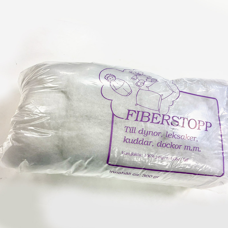 Kuddstopp 300gr Polyestervadd, se vårt sortiment av heminredning, garn & tyger. Alltid till bra priser.