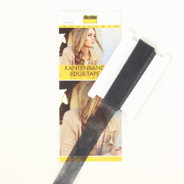 Kantband vlies 20mm svart 10m (Edge tape), se vårt sortiment av heminredning, garn & tyger. Alltid till bra priser.