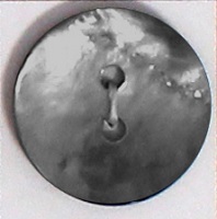 Pärlemoknappar 20 mm blå/lila, se vårt sortiment av heminredning, garn & tyger. Alltid till bra priser.