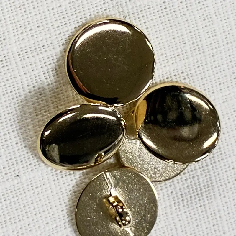 Knapp slät metall, guld, 16 mm, se vårt sortiment av heminredning, garn & tyger. Alltid till bra priser.