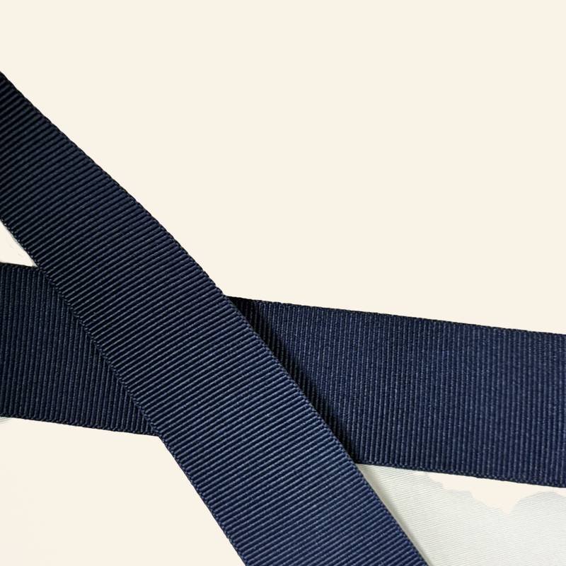 Ripsband 25mm Blå, se vårt sortiment av heminredning, garn & tyger. Alltid till bra priser.