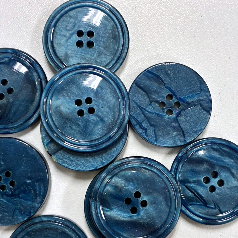 Blåmelerad knapp 28 mm, se vårt sortiment av heminredning, garn & tyger. Alltid till bra priser.