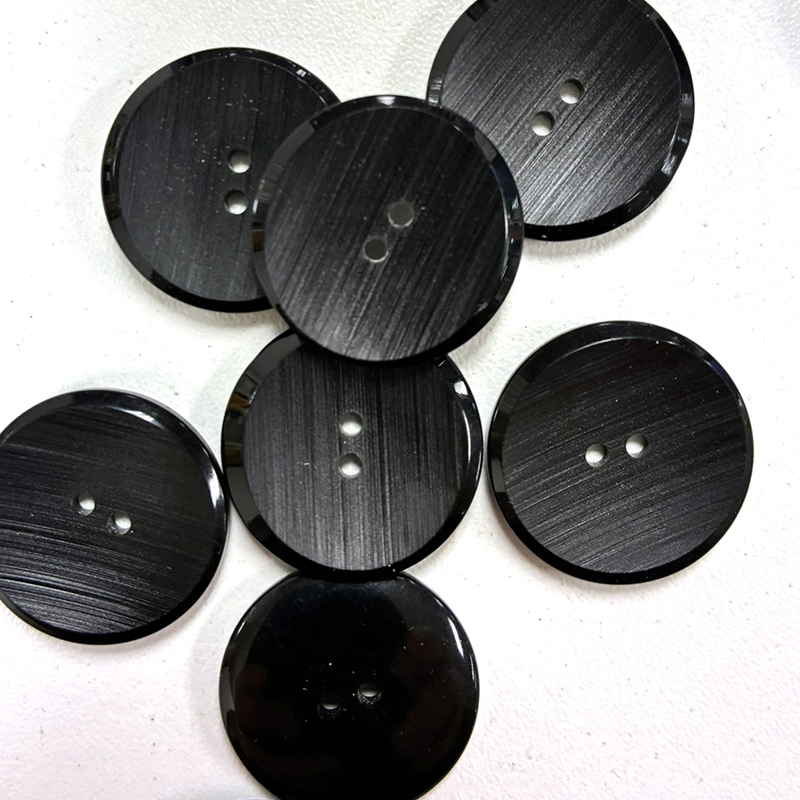 Svart matt knapp med struktur 17mm, se vårt sortiment av heminredning, garn & tyger. Alltid till bra priser.