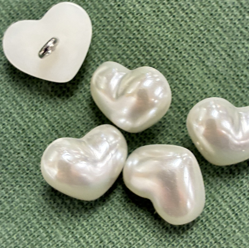 Knapp hjärta 13mm, se vårt sortiment av heminredning, garn & tyger. Alltid till bra priser.