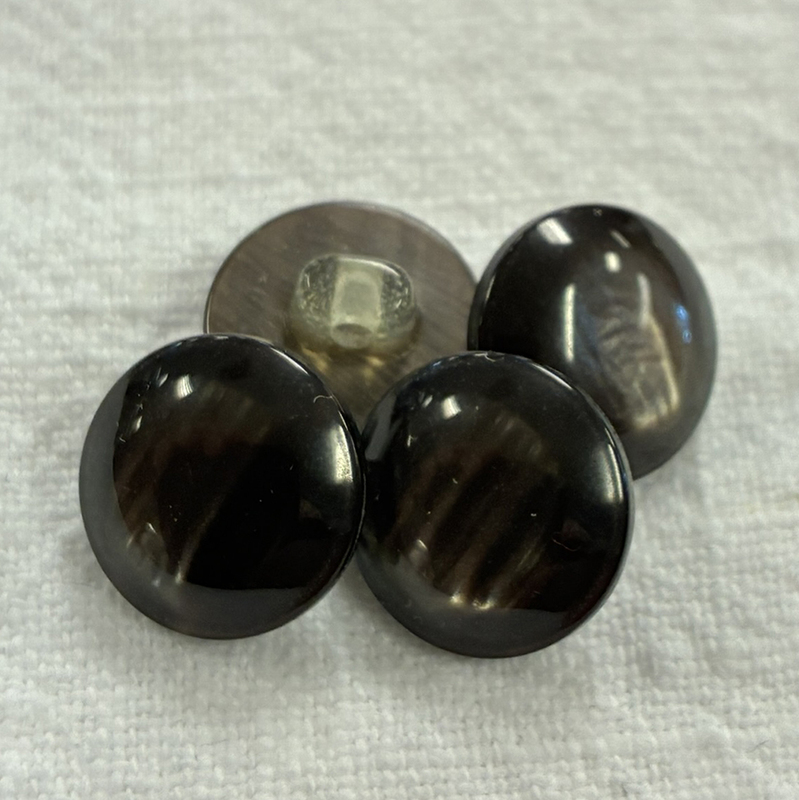 Knapp rökfärgad rund knapp, 14 mm, se vårt sortiment av heminredning, garn & tyger. Alltid till bra priser.