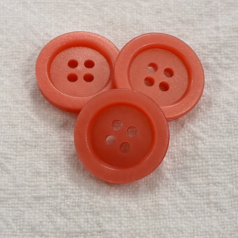 Knapp orangeröd, 18mm, se vårt sortiment av heminredning, garn & tyger. Alltid till bra priser.