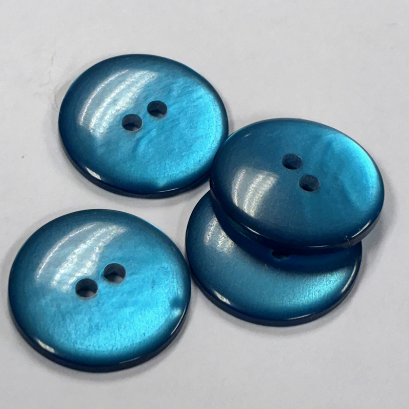 Turkosblå knapp med lyster 16mm, se vårt sortiment av heminredning, garn & tyger. Alltid till bra priser.