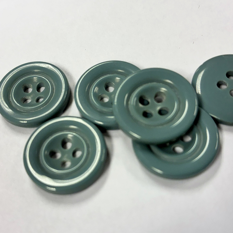 Turkos knapp, 18mm, se vårt sortiment av heminredning, garn & tyger. Alltid till bra priser.