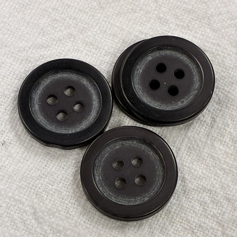 knapp grålila, m 4 hål 18mm, se vårt sortiment av heminredning, garn & tyger. Alltid till bra priser.