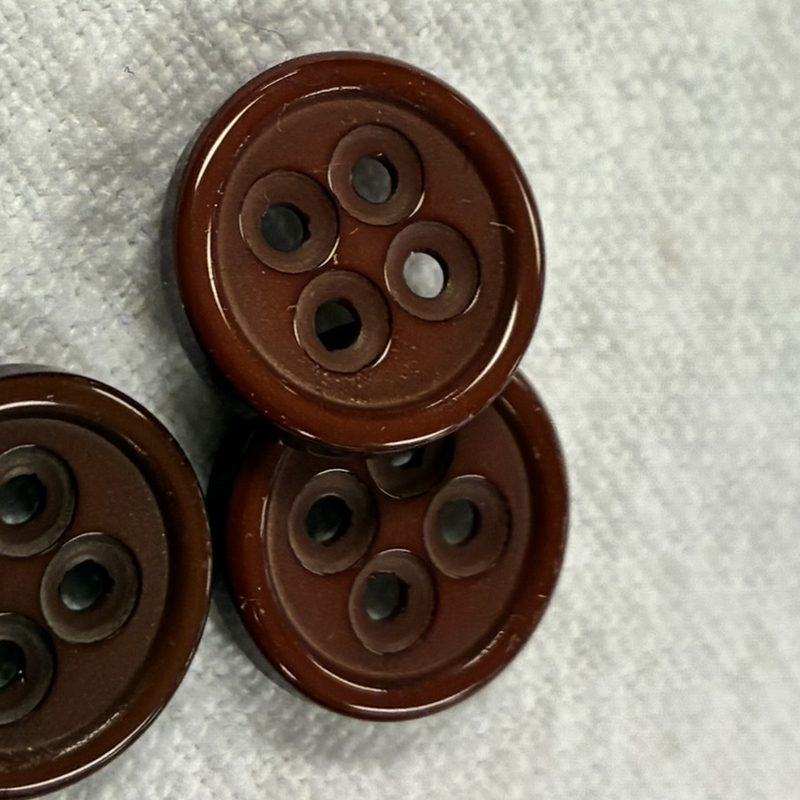 knapp rödbrunm 4 hål 13mm, se vårt sortiment av heminredning, garn & tyger. Alltid till bra priser.