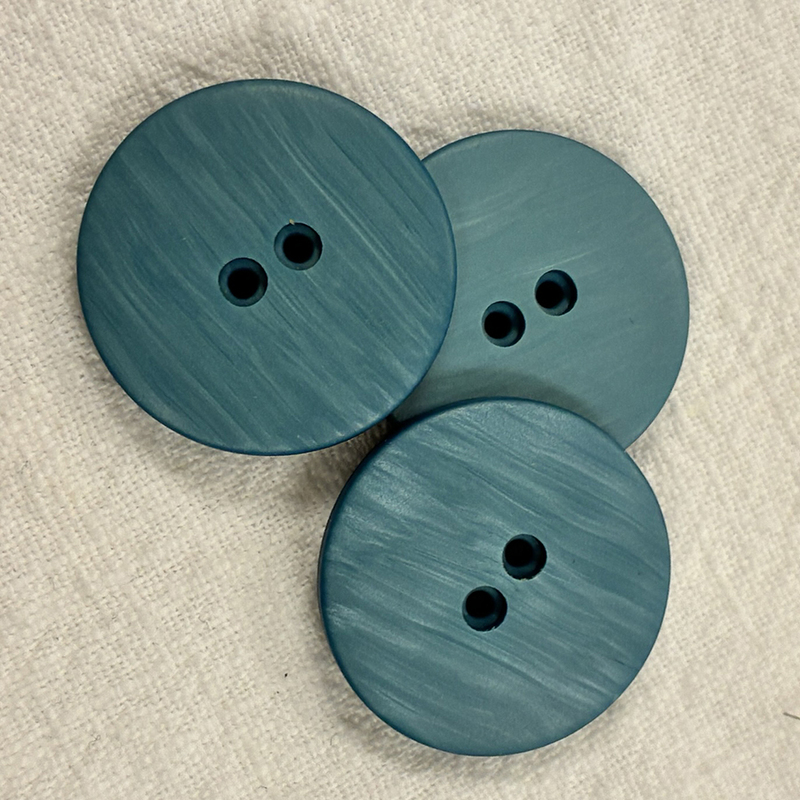 knapp m 2 hål, petrol, 28mm, se vårt sortiment av heminredning, garn & tyger. Alltid till bra priser.