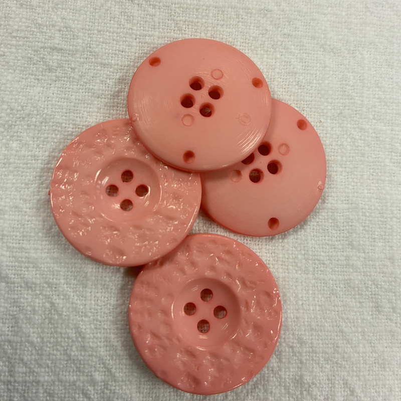 knapp, rosa m struktur, 4 hål, 25mm, se vårt sortiment av heminredning, garn & tyger. Alltid till bra priser.