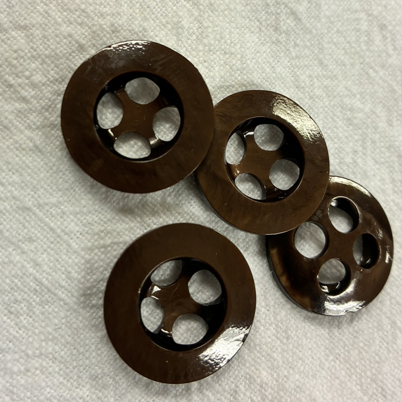 knapp brun m 4 stora hål, 22mm, se vårt sortiment av heminredning, garn & tyger. Alltid till bra priser.