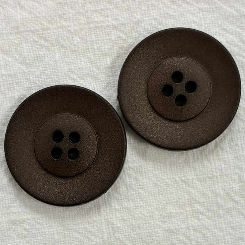 knapp brun m 4 hål 30mm, se vårt sortiment av heminredning, garn & tyger. Alltid till bra priser.