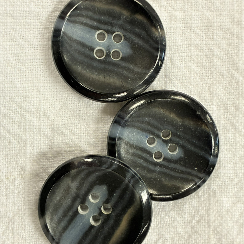 knapp blågrå, melerad m 4 hål 28mm, se vårt sortiment av heminredning, garn & tyger. Alltid till bra priser.