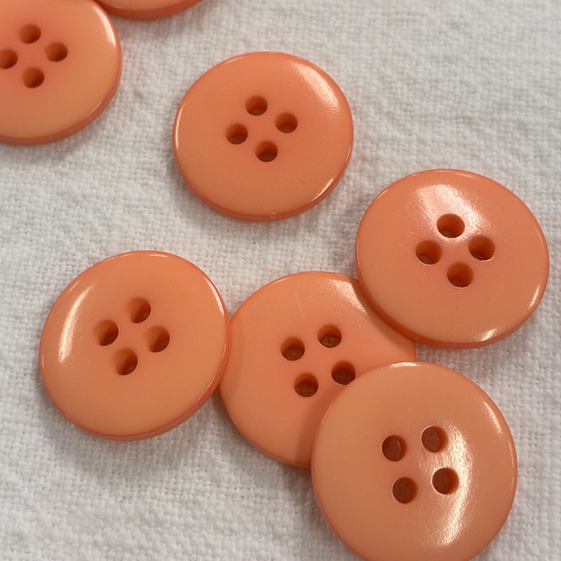 knapp m 4 hål, aprikos 18mm, se vårt sortiment av heminredning, garn & tyger. Alltid till bra priser.