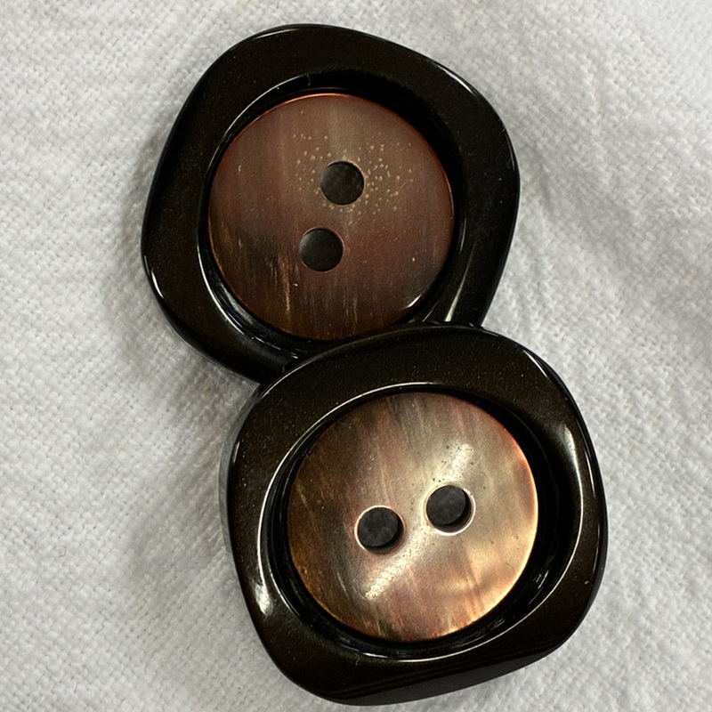 knapp, brunskimrande, 2 hål, 25x25mm, se vårt sortiment av heminredning, garn & tyger. Alltid till bra priser.