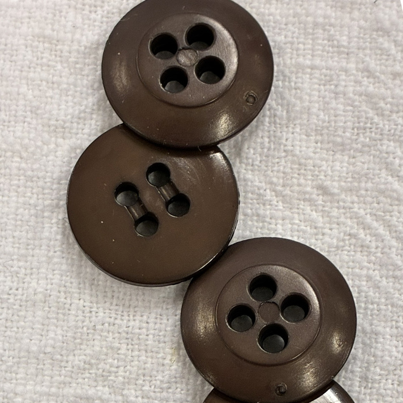 knapp brun m 4 hål, 17mm, se vårt sortiment av heminredning, garn & tyger. Alltid till bra priser.