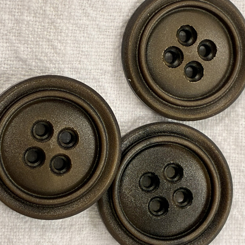 knapp brun m 4 hål 27mm, se vårt sortiment av heminredning, garn & tyger. Alltid till bra priser.