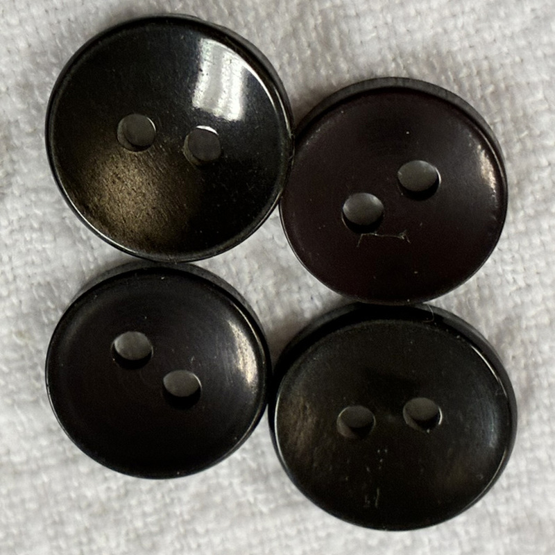 knapp brunsvart m 2 hål, 13mm, se vårt sortiment av heminredning, garn & tyger. Alltid till bra priser.